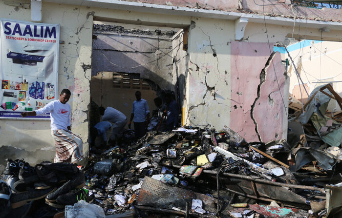 Um edifício danificado após duas explosões em Mogadíscio, Somália, em 30 de outubro de 2022 (EFE/EPA/Dijo YUSUF WARSAME)