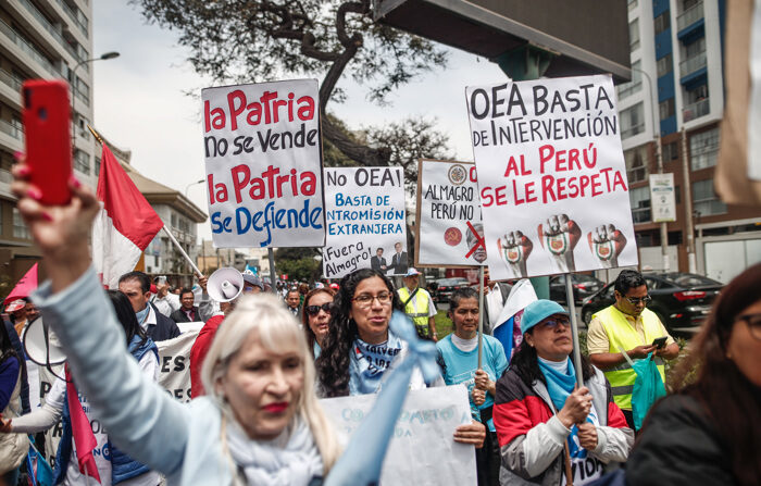 Manifestantes participam de uma marcha chamada "pela vida e família" hoje, em Lima (Peru). Segundo os organizadores, a marcha é um protesto contra a "agenda progressista que a OEA pretende impor na região" (EFE/Aldair Mejía)