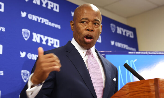 O prefeito de Nova Iorque, Eric Adams, fala em uma instalação policial no Brooklyn, em 6 de junho de 2022 (Spencer Platt/Getty Images)