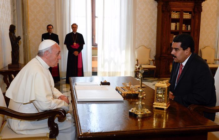 Fotografia de arquivo, tirada em 17 de junho de 2013, na qual foi registrado um encontro entre o Papa Francisco e Nicolás Maduro, no Palácio Apostólico do Vaticano (EFE/Piscina)