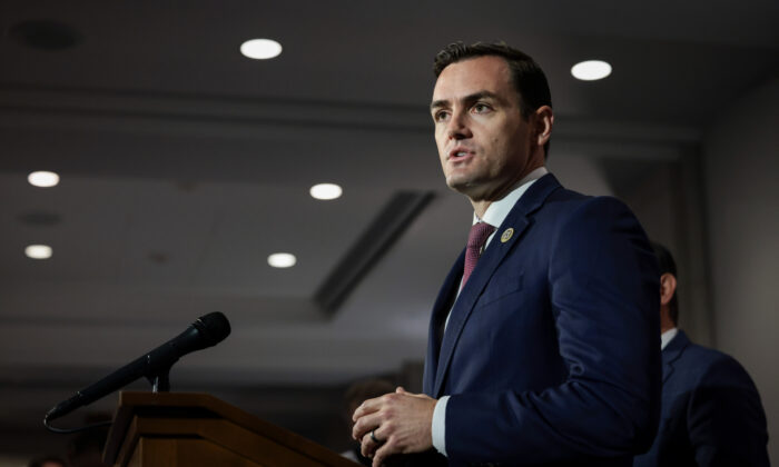 O deputado Mike Gallagher (R-Wis.) fala a repórteres após uma reunião do caucus republicano da Câmara no Capitólio dos EUA em Washington em 21 de setembro de 2021 (Anna Moneymaker/Getty Images)