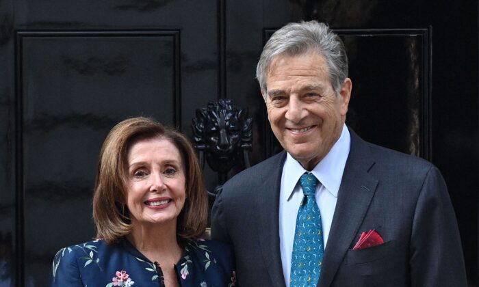 A presidente da Câmara, Nancy Pelosi, e seu marido Paul Pelosi, nos arredores da 10 Downing Street, no centro de Londres, em 16 de setembro de 2021. (Justin Tallis/AFP via Getty Images)