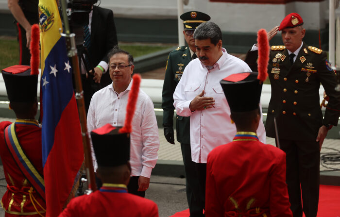 O ditador da Venezuela, Nicolás Maduro (d), recebe so presidente da Colômbia, Gustavo Petro, antes de uma reunião, no Palácio Miraflores, em Caracas (Venezuela) (EFE/ Miguel Gutiérrez)