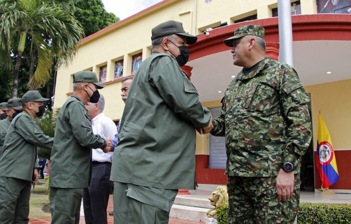 Membros das forças militares venezuelanas cumprimentam seus homólogos da Colômbia hoje, em San Antonio (Venezuela). As Forças Militares da Colômbia e da Venezuela realizaram nesta quarta-feira na zona fronteiriça o primeiro encontro binacional com o objetivo de estabelecer questões de cooperação após a retomada das relações entre os dois países (EFE/ Mario Caicedo)