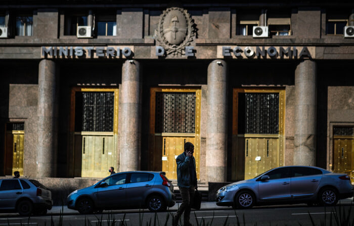 Uma pessoa caminha em frente ao Ministério da Economia da Argentina, em uma fotografia de arquivo. (EFE/Juan Ignacio Roncoroni)