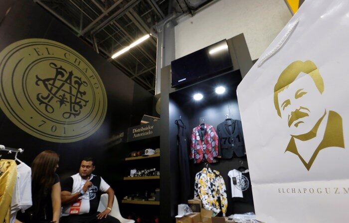 Foto de arquivo de visitantes olhando peças da marca "Chapo Guzmán" no âmbito da 71ª edição da Intermoda, em Guadalajara, México (EFE/ Francisco Guasco)