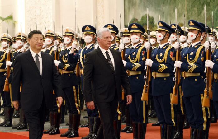 Fotografia cedida pela Presidência de Cuba que mostra Miguel Díaz-Canel (c), enquanto é recebido pelo seu homólogo chinês, Xi Jinping (i), em Pequim (China). (EFE/ Alejandro Azcuy/ Cortesia da Presidência de Cuba)