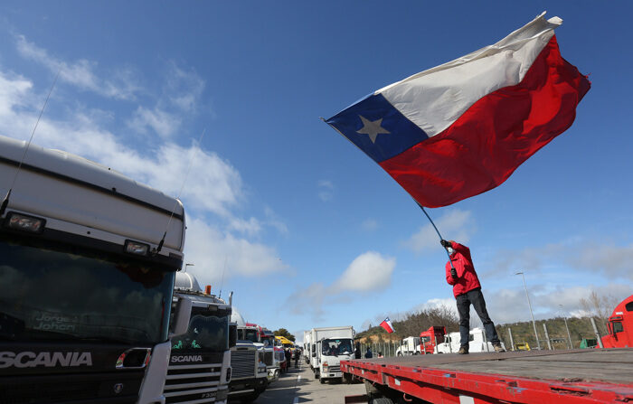 Fotografia de arquivo de uma greve de caminhoneiros no Chile (EFE/Elvis González)