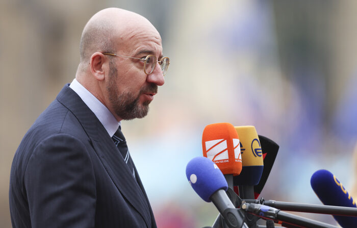 O Presidente do Conselho Europeu, Charles Michel, fala à imprensa ao chegar para uma cúpula informal da UE em Praga em 7 de outubro de 2022. (EFE/EPA/MARTIN DIVISEK)