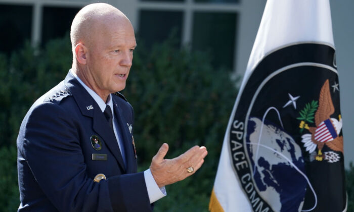 O general John "Jay" Raymond do Comando Espacial da Força Aérea dos EUA ao lado da bandeira do recém-criado Comando Espacial dos EUA, o sexto serviço armado nacional, no Rose Garden da Casa Branca no Distrito de Columbia em 29 de agosto de 2019 (Chip Somodevilla/Getty Images)