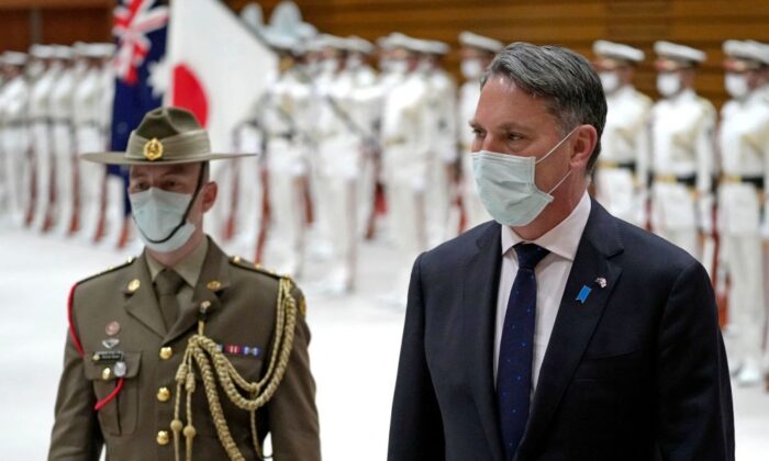 O vice-primeiro-ministro australiano e ministro da Defesa Richard Marles (D) inspeciona uma cerimônia de guarda de honra antes de uma reunião bilateral de defesa Japão-Austrália no Ministério da Defesa do Japão em Tóquio, Japão, em 15 de junho de 2022. (Shuji Kajiyama / POOL / AFP via Getty Images)