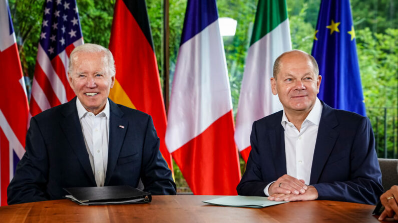 O presidente dos EUA Joe Biden (E) e o chanceler alemão Olaf Scholz (D) conversam antes de se encontrarem com outros líderes do G7 no Castelo de Elmau em 28 de junho de 2022 perto de Garmisch-Partenkirchen, Alemanha (Foto de Clemens Bilan - Pool/Getty Images)