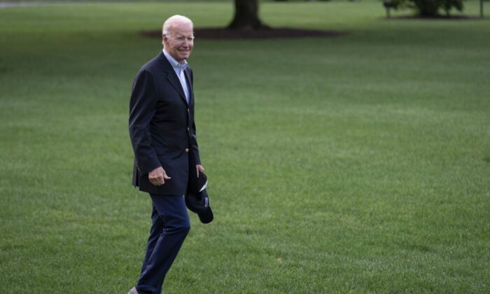 O presidente dos Estados Unidos, Joe Biden caminha pelo gramado sul da Casa Branca até Marine One para uma viagem a Delaware, em 7 de agosto de 2022, em Washington, DC (Foto de Sarah Silbiger/Getty Images)