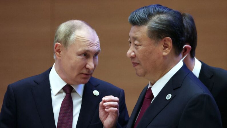 O líder russo, Vladimir Putin, fala com o líder da China, Xi Jinping, durante a cúpula dos líderes da Organização de Cooperação de Xangai (SCO) em Samarcanda em 16 de setembro de 2022 (Foto de SERGEI BOBYLYOV/SPUTNIK/AFP via Getty Images)