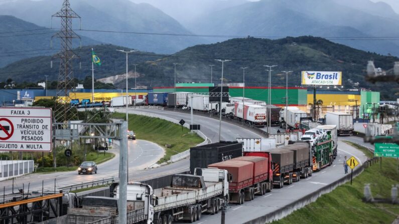 Apoiadores do presidente Jair Bolsonaro, principalmente caminhoneiros, bloqueiam a rodovia BR-101, em Palhoça, na região metropolitana de Florianópolis, Santa Catarina, Brasil, em 31 de outubro de 2022, como aparente protesto pela derrota de Bolsonaro nas eleições presidenciais (Foto de ANDERSON COELHO/AFP via Getty Images)