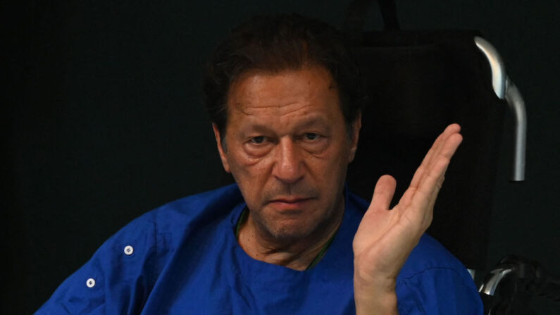 O ex-primeiro-ministro do Paquistão, Imran Khan, conversa com representantes da mídia em um hospital em Lahore em 4 de novembro de 2022, um dia após uma tentativa de assassinato contra ele durante sua longa marcha perto de Wazirabad (Foto de ARIF ALI/AFP via Getty Images)