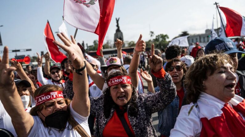 Pessoas que se opõem ao governo do presidente peruano Pedro Castillo realizam uma manifestação para exigir sua renúncia em Lima, em 5 de novembro de 2022. - Gritando "Fora ,Castillo!", milhares de manifestantes marcharam pelas ruas de Lima neste sábado para exigir a renúncia de esquerdistas o presidente Pedro Castillo, que está sob seis investigações sem precedentes por suposta corrupção (Foto de ERNESTO BENAVIDES/AFP via Getty Images)