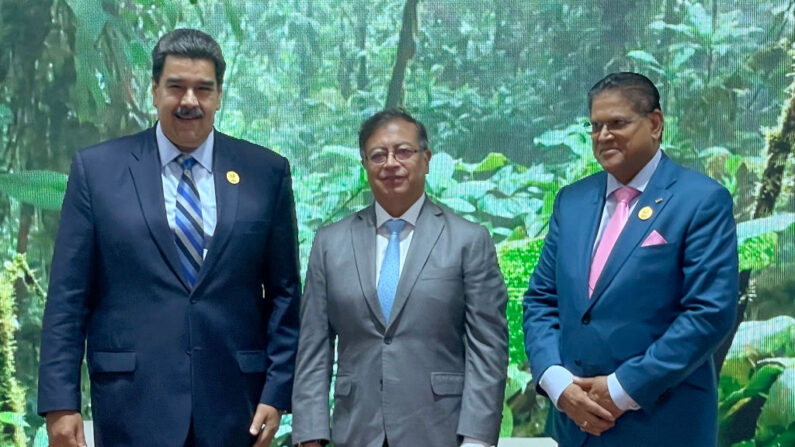 Da esquerda para a direita: O ditador da Venezuela, Nicolás Maduro, Gustavo Petro, presidente da Colômbia, e Chan Santokhi, do Suriname, participam de um evento latino-americano à margem da conferência climática COP27 no resort egípcio de Sharm el-Sheikh, no Mar Vermelho, em 8 de novembro de 2022 (Foto por -/AFP via Getty Images)