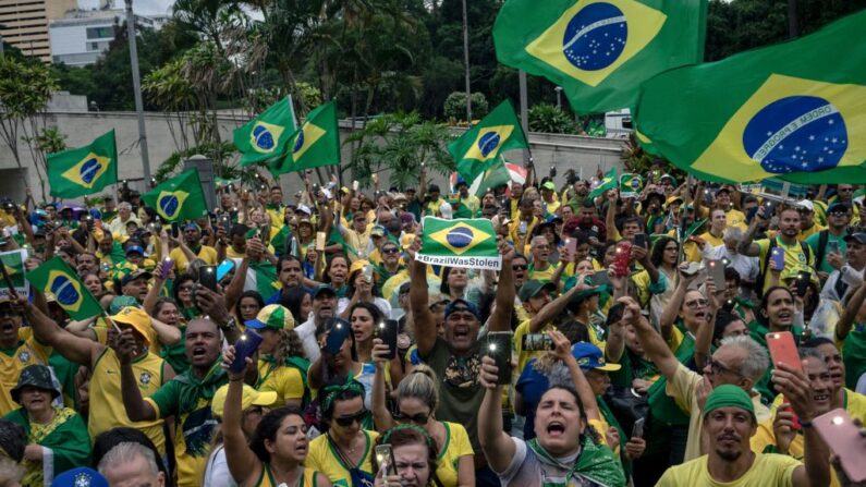 Manifestação contra o resultado do segundo turno, em frente à sede do Comando Militar do Leste (CML), centro do Rio de Janeiro, Brasil, em 15 de novembro de 2022. (Foto de TERCIO TEIXEIRA/AFP via Getty Images)