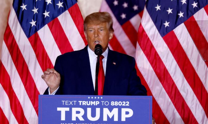 O ex-presidente Donald Trump fala no Mar-a-Lago Club em Palm Beach, Flórida, em 15 de novembro de 2022. (Alon Skuy/AFP via Getty Images)