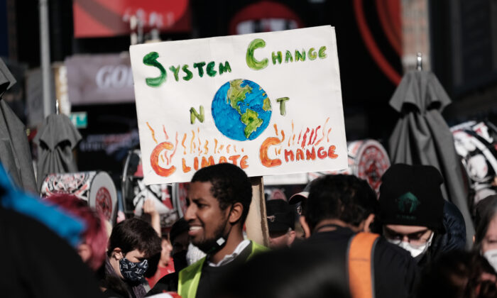 Centenas de manifestantes climáticos caminham da Times Square até o escritório da governadora de Nova Iorque, Kathy Hochul, para exigir mais ações contra as mudanças climáticas na cidade de Nova York em 13 de novembro de 2021. (Spencer Platt/Getty Images)