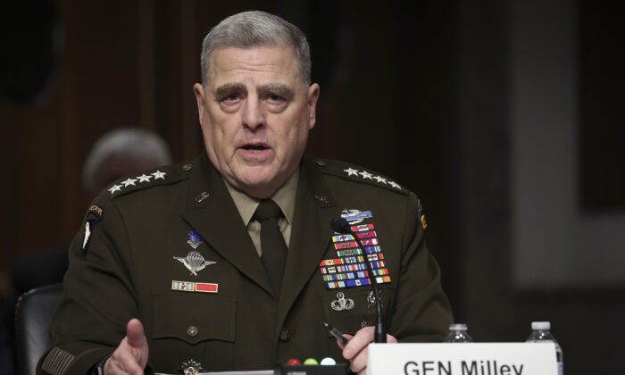 O general Mark Milley, presidente do Estado-Maior Conjunto, testemunha perante o Comitê de Serviços Armados do Senado em Washington em 7 de abril de 2022 (Win McNamee/Getty Images)