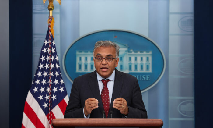 O coordenador de resposta ao COVID-19 da Casa Branca, Dr. Ashish Jha, fala aos repórteres durante uma coletiva de imprensa na Casa Branca em Washington em 25 de julho de 2022 (Anna Moneymaker/Getty Images)