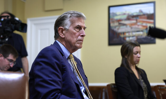 O deputado Don Beyer (D-Va.), vice-presidente do Comitê Econômico Conjunto, participa de uma audiência com o Comitê de Regras da Câmara no Capitólio dos EUA em 10 de agosto de 2022 em Washington. (Anna Moneymaker/Getty Images)