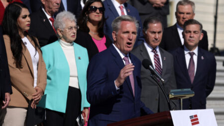 McCarthy declara vitória dos republicanos na Câmara; Pelosi ainda não cedeu