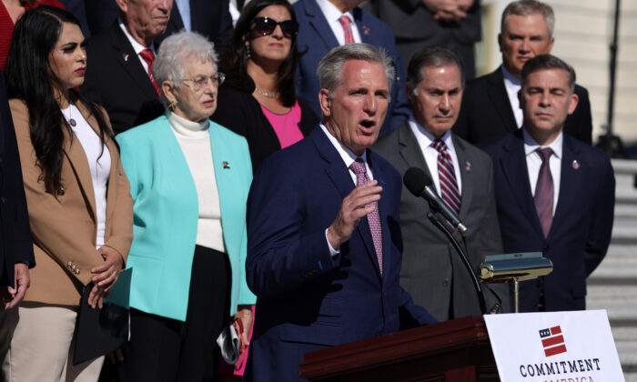 O líder da minoria da Câmara dos EUA, o deputado Kevin McCarthy (R-Calif.) fala na East Steps of the U.S. Capitol, em Washington, em 29 de setembro de 2022. (Alex Wong/Getty Images)