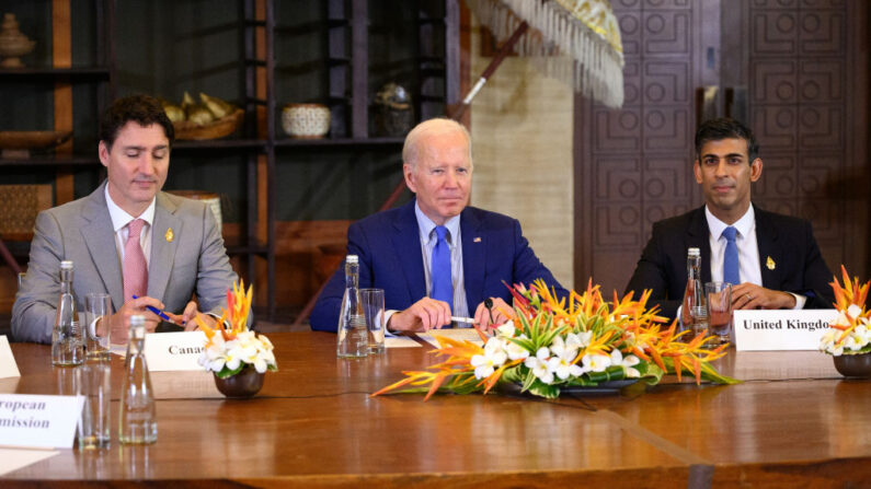 O primeiro-ministro canadense Justin Trudeau, o presidente dos EUA Joe Biden e o primeiro-ministro britânico Rishi Sunak participam de uma reunião de emergência de líderes na cúpula do G20 após o ataque noturno de mísseis de um foguete russo na Polônia, em 16 de novembro de 2022 em Nusa Dua, Indonésia . As reuniões do G20 estão sendo realizadas em Bali de 15 a 16 de novembro (Foto de Leon Neal/Getty Images)