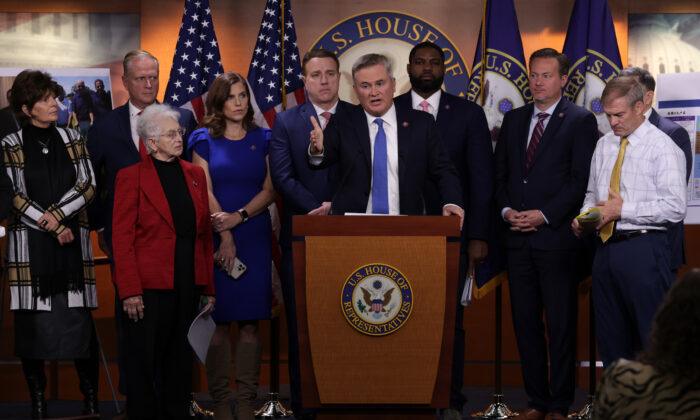 Ladeado por republicanos da Câmara, o deputado dos EUA James Comer (R-Ky.) fala durante uma coletiva de imprensa no Capitólio dos EUA em Washington em 17 de novembro de 2022. (Alex Wong/Getty Images)