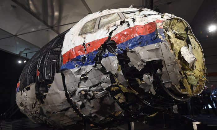 O cockpit destruído do voo MH17 da Malaysia Airlines é mostrado à imprensa durante a apresentação do relatório final sobre a causa do acidente na Base Aérea de Gilze Rijen, em 13 de outubro de 2015. (Emmanuel Dunand/AFP/Getty Images)