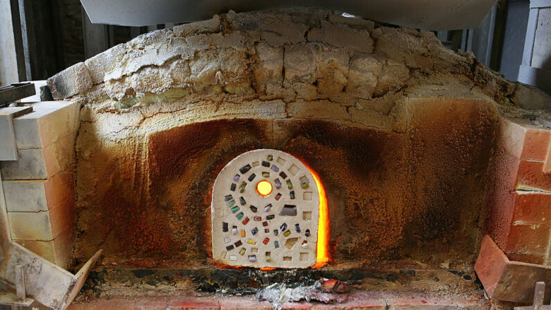 Veneza, ITÁLIA:  O forno, composto por uma bancada, a prateleira para os vários potes sobre a lareira e um cubículo onde a lenha era armazenada é retratado na fábrica de mosaicos Orsoni em Veneza, 07 de junho 2007 (História da AFP de Katia Dolmadjian)  (Foto: Alberto Pizzoli/AFP via Getty Images)