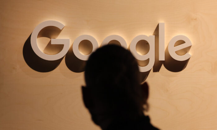 Um participante passa por um logotipo do Google de estande em um evento em Berlim, em 9 de junho de 2022. (Sean Gallup/Getty Images)
