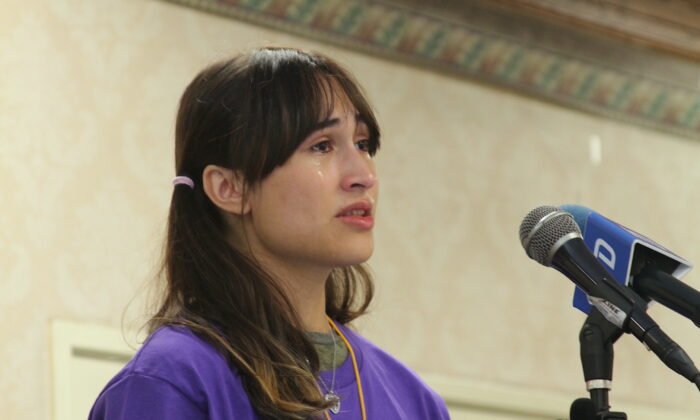 Chloe Cole compartilha em lágrimas sua jornada de destransição em Anaheim, Califórnia, em 8 de outubro de 2022. (Brad Jones/The Epoch Times)