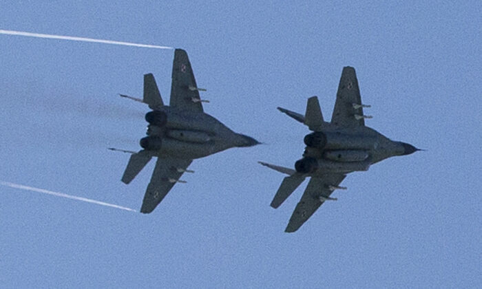 Dois MiG-29 poloneses sobrevoam a base aérea de Malbork, na Polônia, em 29 de abril de 2014. (Joel Saget/AFP via Getty Images)