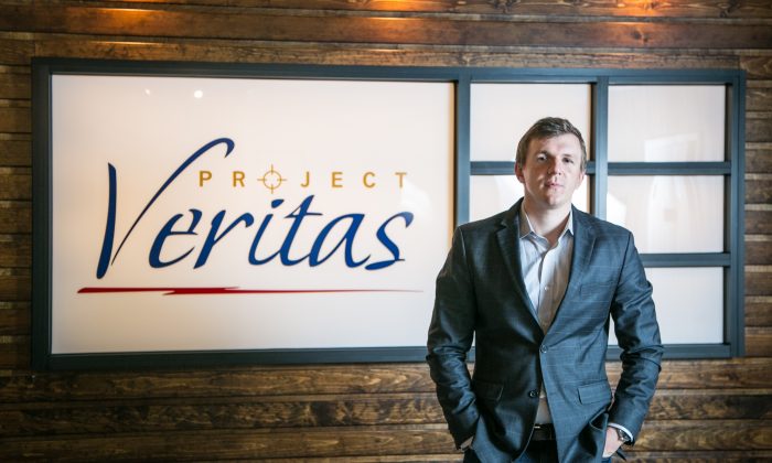 James O'Keefe, fundador e presidente do Project Veritas, em seu escritório em Mamaroneck, NY, em 31 de outubro de 2017. (Benjamin Chasteen/The Epoch Times)