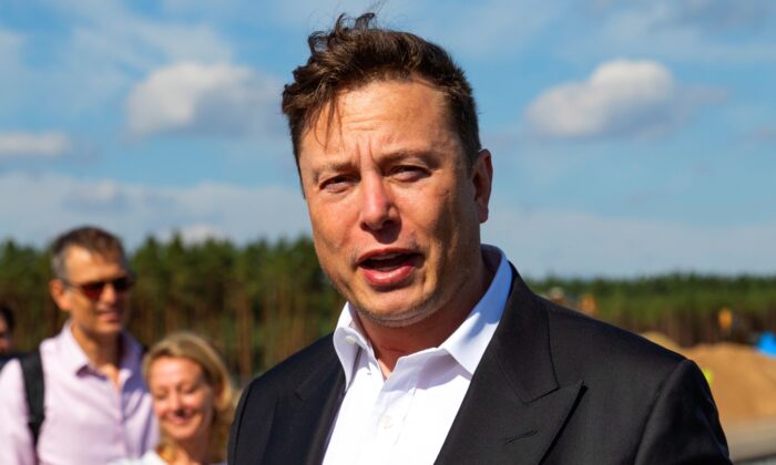 O chefe da Tesla, Elon Musk, fala com a imprensa ao chegar para dar uma olhada no canteiro de obras da nova Tesla Gigafactory perto de Berlim, em 3 de setembro de 2020 (Maja Hitij/Getty Images)