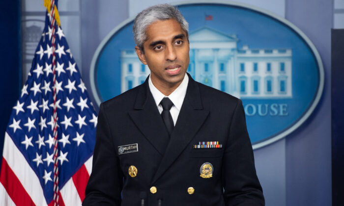 O cirurgião geral dos EUA, Dr. Vivek Murthy, fala durante uma coletiva de imprensa na Brady Briefing Room da Casa Branca em Washington em 15 de julho de 2021. (Saul Loeb/AFP via Getty Images)