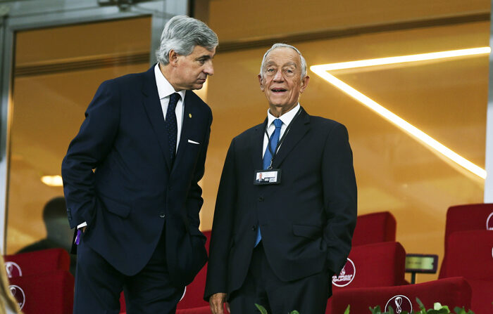 O presidente de Portugal, Marcelo Rebelo de Sousa (D), assiste à partida de futebol do grupo H da Copa do Mundo da FIFA 2022 entre Portugal e Gana no Estádio 974 em Doha, Qatar, 24 de novembro de 2022 (EFE/EPA/JOSE SENA GOULAO)