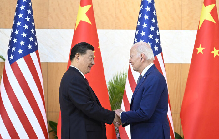 O líder chinês Xi Jinping (E) cumprimenta seu colega dos EUA Joe Biden antes de sua reunião, um dia antes da Cúpula do G20 em Bali, Indonésia, 14 de novembro de 2022. A 17ª Cúpula de Chefes de Estado e de Governo do Grupo dos Vinte (G20) será realizada em Bali de 15 a 16 de novembro de 2022. (EFE/EPA/XINHUA/LI XUEREN CHINA OUT)