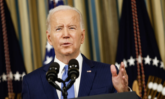 O presidente dos EUA, Joe Biden, discursa no State Dining Room da Casa Branca em Washington em 9 de novembro de 2022 (Samuel Corum/Getty Images)