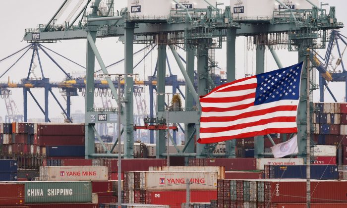 Contêineres chineses ao lado de uma bandeira dos EUA no porto de Los Angeles em Long Beach, Califórnia, em 14 de maio de 2019 (Mark Ralston/AFP/Getty Images)