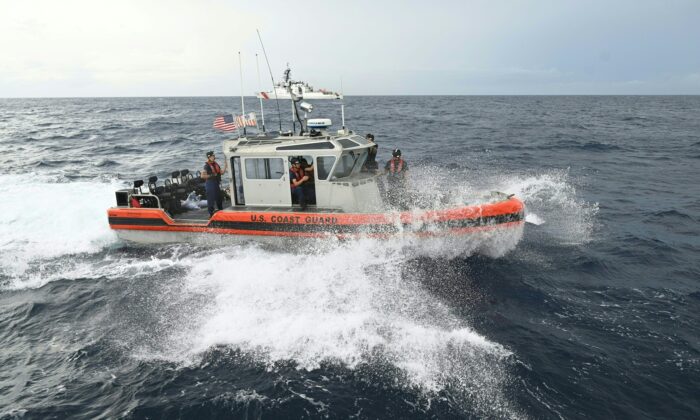 Um navio da Guarda Costeira dos EUA em uma imagem de arquivo de 3 de setembro de 2022. (Ted Aljibe/AFP via Getty Images)