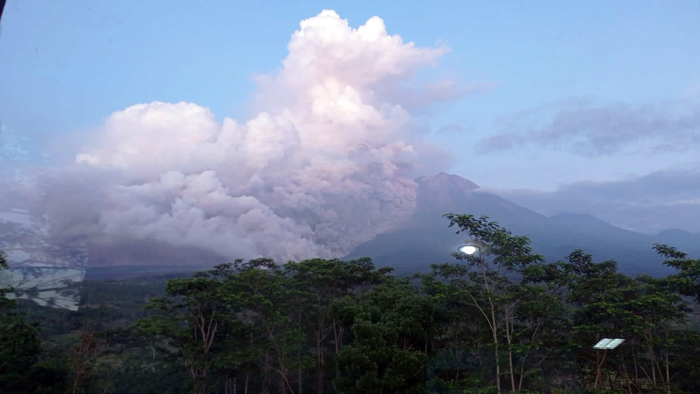 Erupção do vulcão Semeru, na ilha de Java e que motivou o estado de alerta por parte das autoridades indonésias. (EFE/EPA/BNPB)