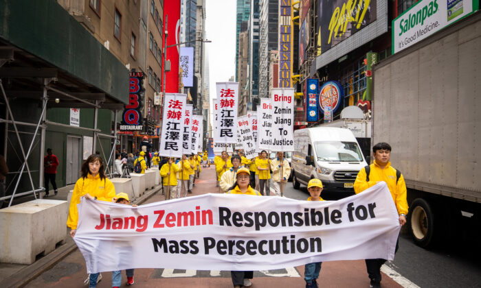 Praticantes do Falun Gong participam de um desfile que marca o 30º aniversário da introdução da disciplina espiritual ao público, em Nova Iorque, em 13 de maio de 2022 (Samira Bouaou/The Epoch Times)