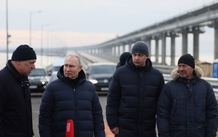 O presidente russo Vladimir Putin (2-E) ouve o relatório do vice-primeiro-ministro russo Marat Khusnullin (esquerda) sobre os trabalhos de reparo para a restauração da ponte do estreito de Kerch em 5 de dezembro. (EFE/EPA/MIKHAIL METZEL / KREMLIN POOL / SPUTNIK / POOL)