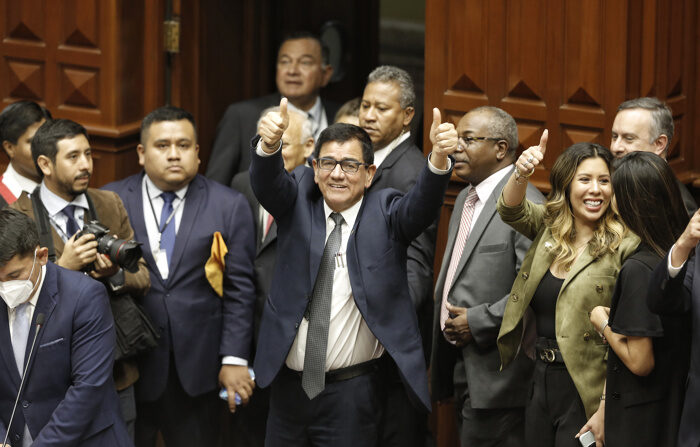 O presidente do Congresso, José Daniel Williams Zapata (c), comemora com os deputados a decisão de demitir o presidente do Peru, Pedro Castillo, em Lima (EFE/Stringer)