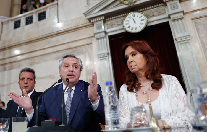 O presidente da Argentina, Alberto Fernández, junto com a vice-presidente, Cristina Fernández de Kirchner (d), em foto de arquivo (EFE/Juan Ignacio Roncoroni/Pool)